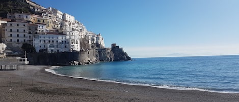 Sulla spiaggia, lettini da mare, teli da spiaggia