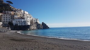 Sur la plage, chaise longue, serviettes de plage