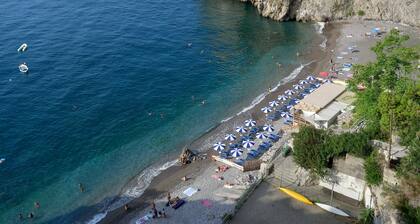 Maison La Torricella avec une vue imprenable sur la mer sur la cĂŽte amalfitaine