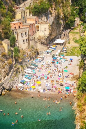 Sur la plage, chaise longue, serviettes de plage