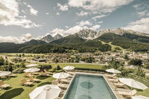 Una piscina techada, 2 piscinas al aire libre, sombrillas
