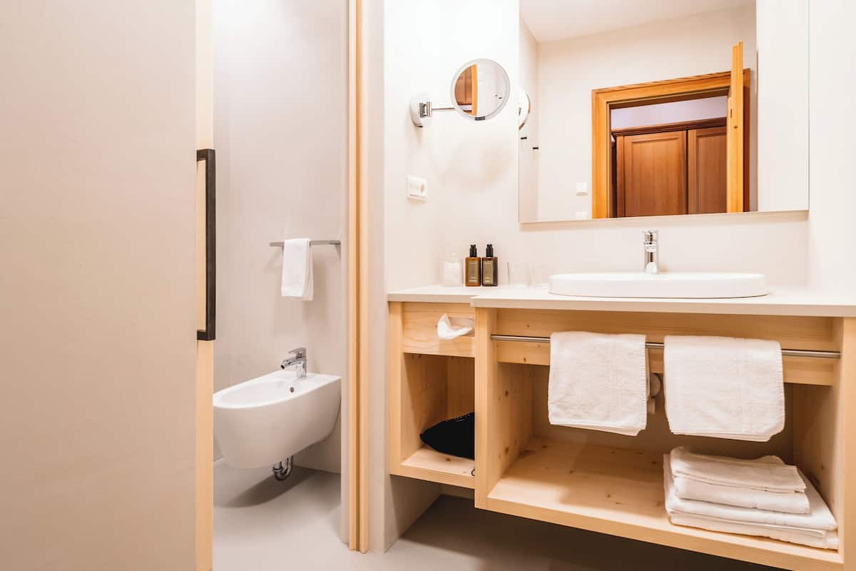 Chambre Double, balcon, vue montagne | Salle de bain | Articles de toilette gratuits, sèche-cheveux, peignoirs, chaussons