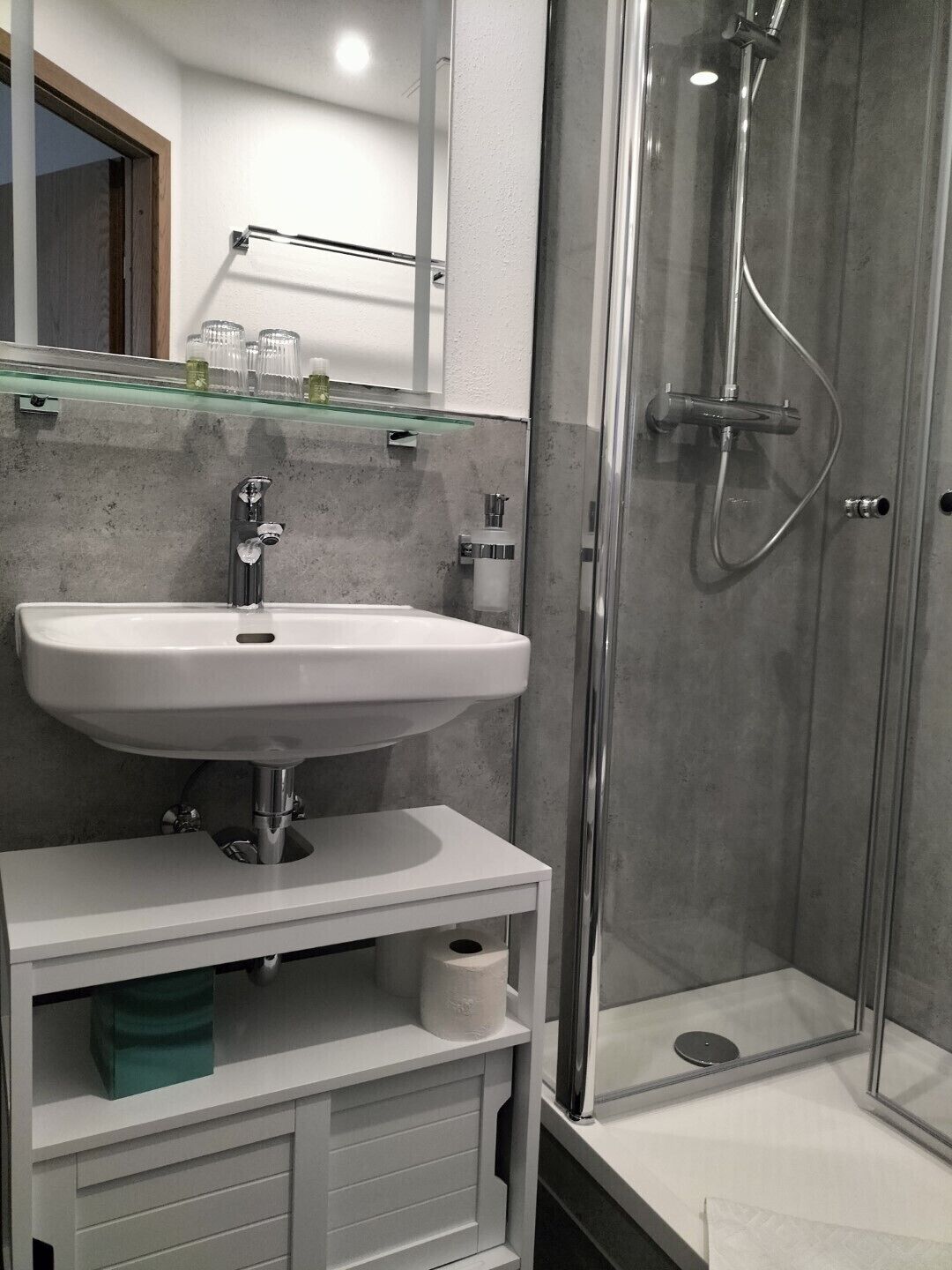 Basic Double Room | Bathroom | Shower, hair dryer, towels, soap