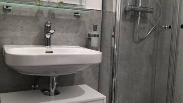 Basic-Doppelzimmer | Badezimmer | Dusche, Haartrockner, Handtücher, Seife