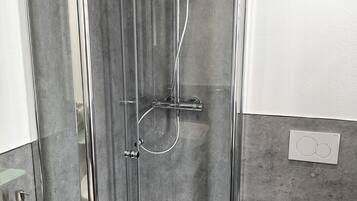 Doppelzimmer | Badezimmer | Dusche, Haartrockner, Handtücher, Seife