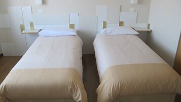 Camera con letto matrimoniale o 2 letti singoli, vista giardino | Una cassaforte in camera, con stile personalizzato