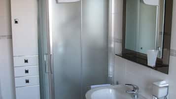 Camera con letto matrimoniale o 2 letti singoli, vista giardino | Bagno | Doccia, asciugacapelli, bidet, asciugamani