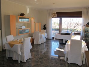 Free daily buffet breakfast  - Bed & Breakfast Villa Filotea (Desenzano del Garda)