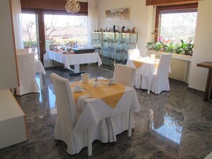 Free daily buffet breakfast  - Bed & Breakfast Villa Filotea (Desenzano del Garda)