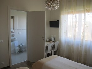 Kamer, 1 twee- of 2 eenpersoonsbedden, uitzicht op tuin | Kamervoorziening