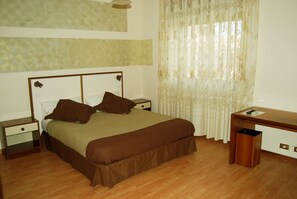 In-room safe, individually decorated, individually furnished, desk - Bed & Breakfast Villa Filotea (Desenzano del Garda)