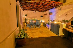 Front of property – evening/night - Studio Apartment Laganini (Split)