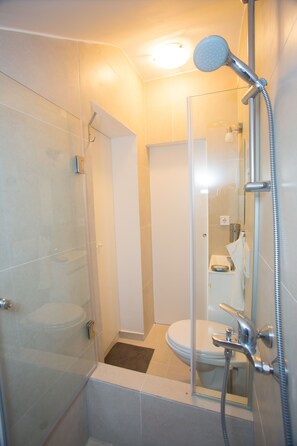Comfort-Apartment | Badezimmer | Dusche, Haartrockner, Handtücher, Seife