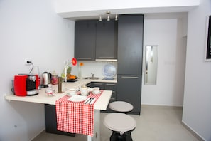 Apartemen Comfort | Dapur pribadi | Lemari es besar, oven, kompor, dan mesin espresso