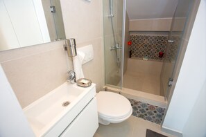 Comfort Apartment | Bathroom | Shower, hair dryer, towels, soap - Studio Apartment Laganini (Split)