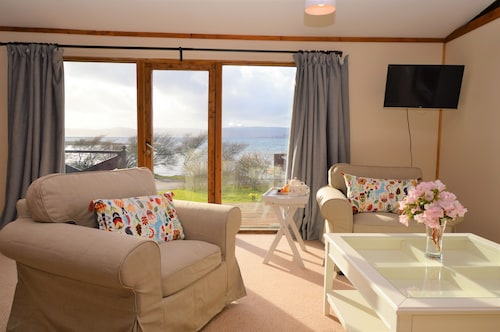 Shore front location on Loch Fyne, sleeps 4, log fire