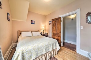 4 bedrooms, desk, iron/ironing board, travel cot