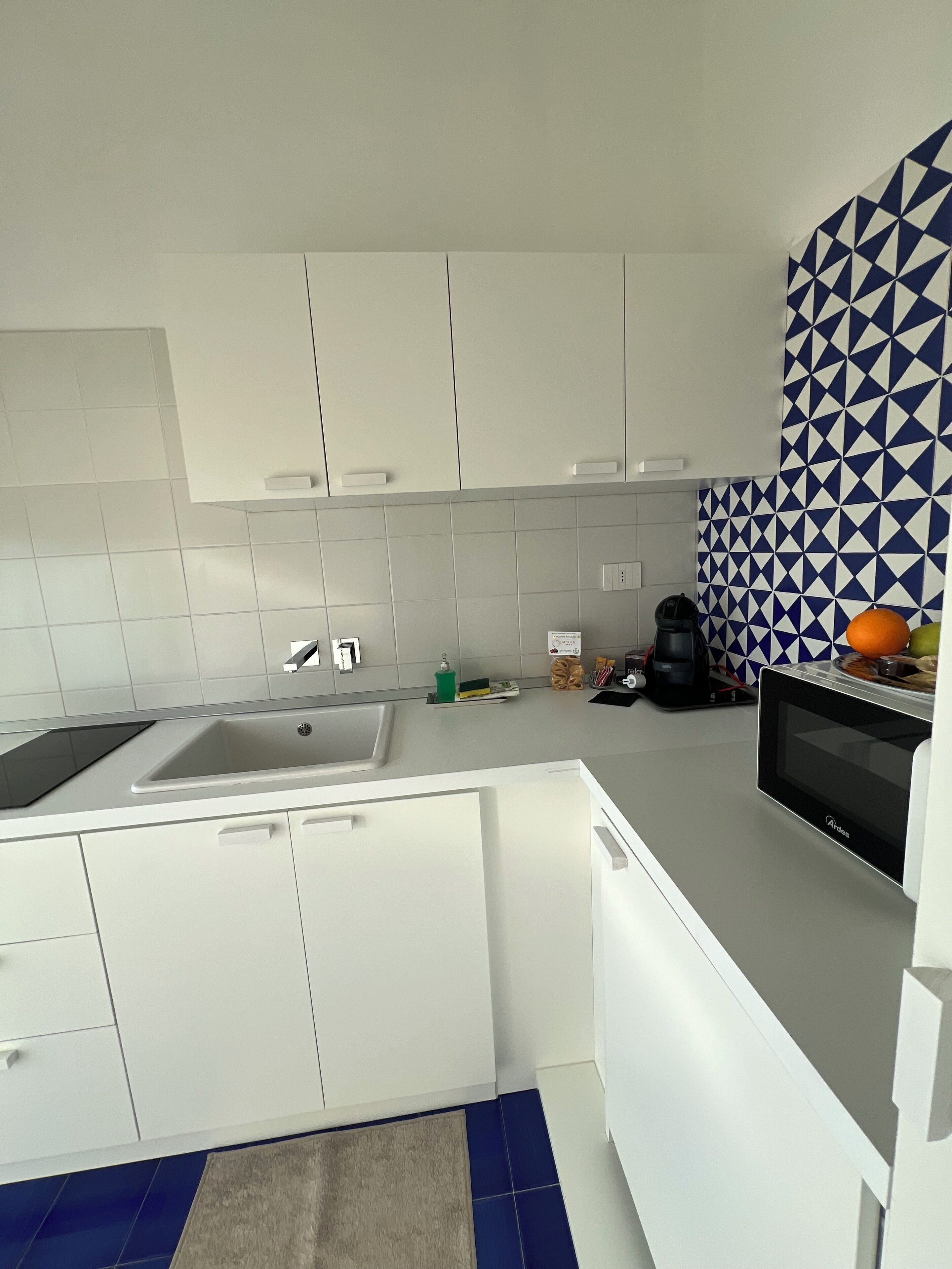 Frigorifero, microonde, piano cottura, macchina per caffè espresso