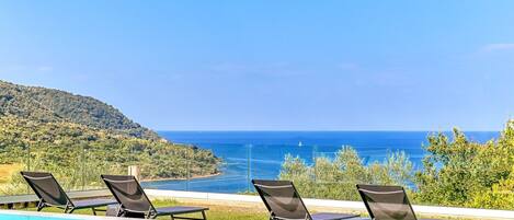 Kauden mukainen ulkouima-allas, aurinkovarjoja, aurinkotuoleja