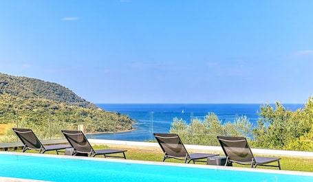 Seasonal outdoor pool, pool umbrellas, sun loungers. Myrtus Agropoli