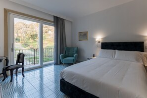 Hypo-allergenic bedding, down comforters, memory foam beds, minibar - Hotel Myrtus (Agropoli)