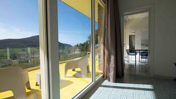 Appartamento Superior | Hypo-allergenic bedding, down duvets, memory-foam beds, in-room safe