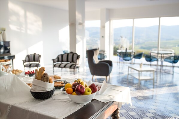 Petit déjeuner continental (8 EUR par personne)