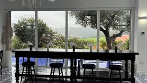 Un espace repas comprenant une grande table, des chaises et un lustre.