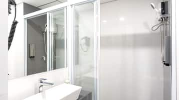 Shower, hydromassage showerhead, free toiletries, hair dryer