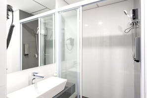 Chuveiro, ducha de hidromassagem, produtos de toalete grátis 