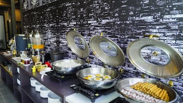 Petit-déjeuner buffet servi tous les jours en supplément