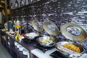Daily buffet breakfast for a fee - Sleep Mai Lifestyle Hotel Thapae (Chiang Mai)