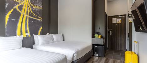 Habitación de hotel con dos camas, un cuadro abstracto de gran tamaño, una maleta y un televisor en la pared.