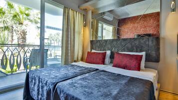 Double Room, Garden View | In-room safe