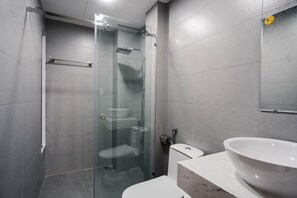 Douche, articles de toilette gratuits, chaussons, bidet