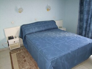 Skrivebord, blendingsgardiner, strykejern/-brett og wi-fi (inkludert)