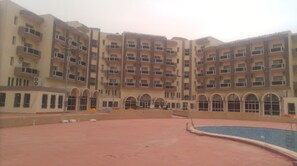 Utendørsbasseng, bassengparasoller og solsenger