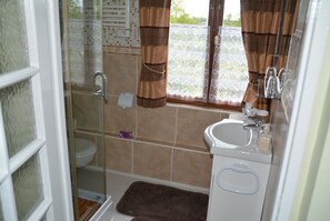 Superior Double Room, Garden View | Bathroom | Shower, hair dryer, towels