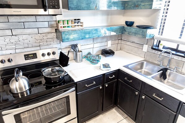 Fridge, microwave, oven, stovetop