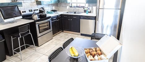 Réfrigérateur, four à micro-ondes, un four, surface de cuisson