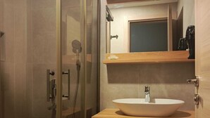 تجهيزات دش، مجففات شعر، خف للقدمين، مناشف