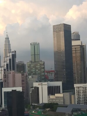 Un paysage urbain caractérisé par de nombreux gratte-ciel, notamment les tours jumelles Petronas et le centre commercial Pavilion.