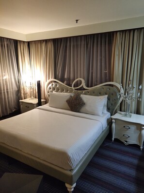 Family Apartment | Living area | 32-inch LED TV with satellite channels, TV, DVD player - Golden Service Suite At Times Square (Kuala Lumpur)