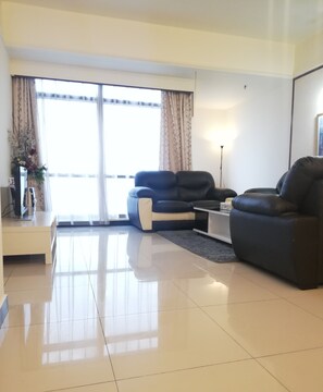 32-inch LED TV with satellite channels, TV, DVD player - Golden Service Suite At Times Square (Kuala Lumpur)