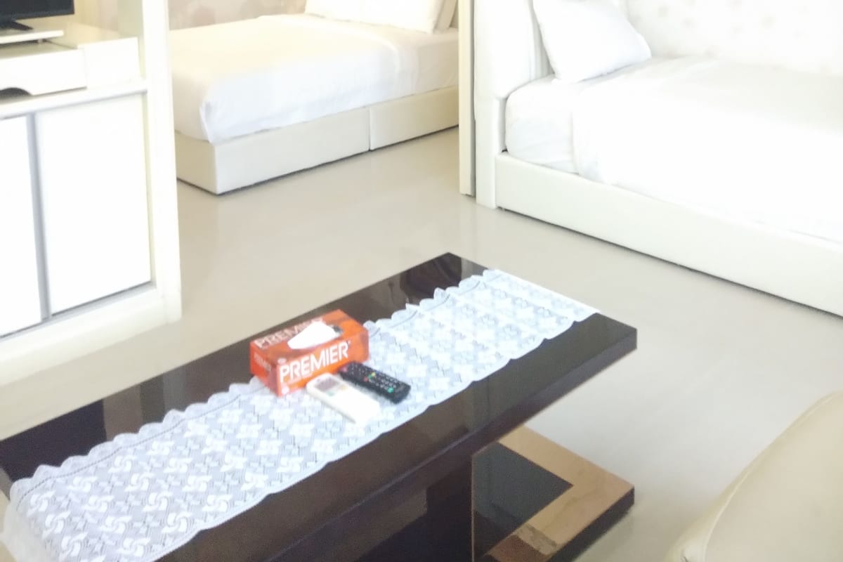 Deluxe Room, 1 Bedroom | Ruang tamu | 32 inci televisyen LED dengan satelit, TV, pemain DVD