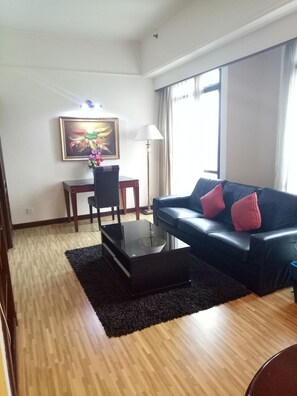 Deluxe Room, 1 Bedroom | Living area