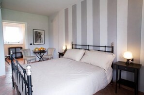 Doppelzimmer, 1 Queen-Bett | Schreibtisch, Zustellbetten, kostenloses WLAN, Bettwäsche