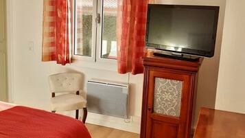 4 bedrooms, in-room safe, iron/ironing board, free WiFi