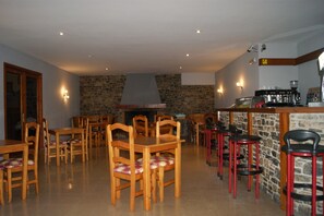 Tägliches Frühstücksbuffet (9 EUR pro Person)