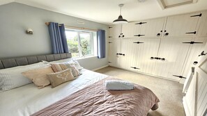 4 bedrooms, iron/ironing board, free WiFi, bed sheets